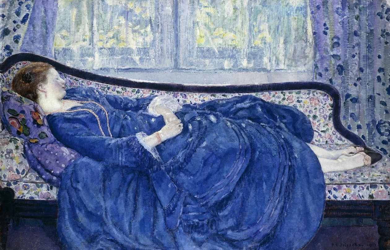 Ragazza in blu sul divano